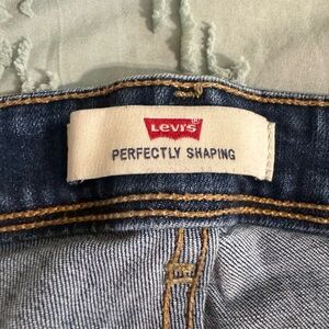 Levi’s Perfectly Shaping Capris